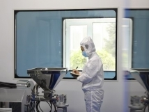 不負秋日好時光 ，亞歐廠里生產(chǎn)忙， 機器轟鳴干勁足，熱火朝天普新章！